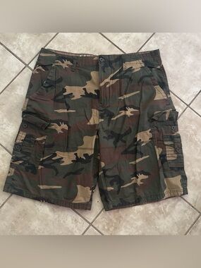 NWOT Monument Men’s Camouflage Cargo Shorts Size 40